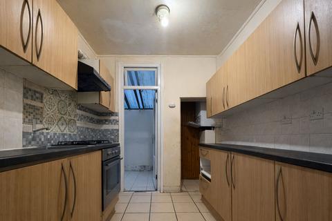 3 bedroom terraced house for sale, Clements Road, London, E6