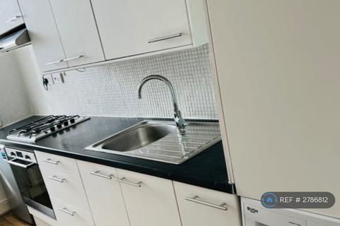 2 bedroom flat to rent, London, London, N21