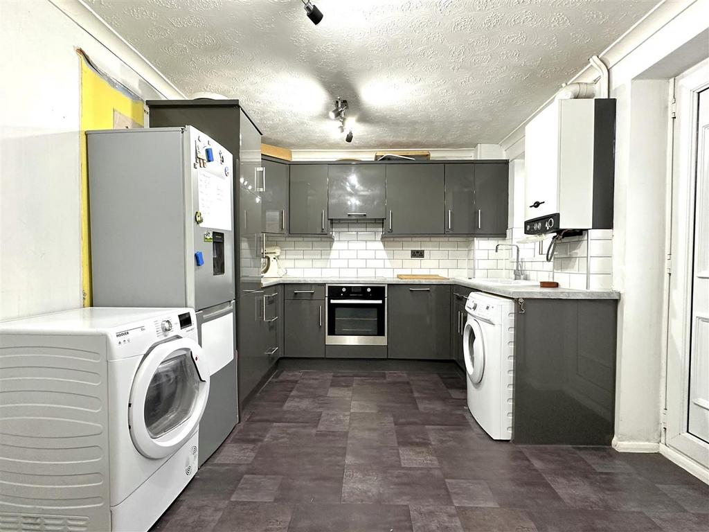 Modern Fitted Kitchen 205