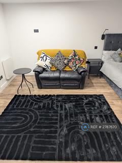 Studio to rent, Wigginton Avenue, Wembley, HA9