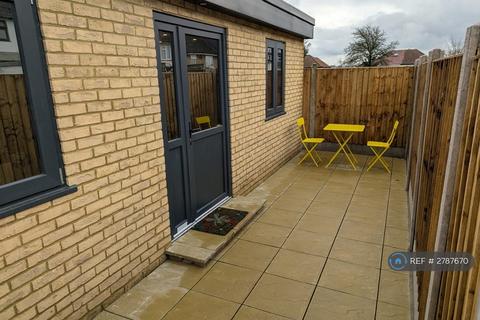 Studio to rent, Wigginton Avenue, Wembley, HA9