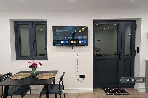 Studio to rent, Wigginton Avenue, Wembley, HA9