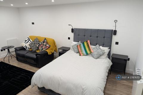 Studio to rent, Wigginton Avenue, Wembley, HA9
