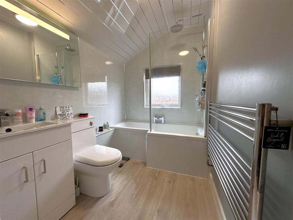 Stylish Contemporary Bathroom 590