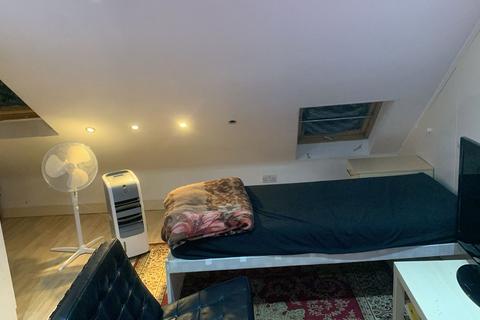 1 bedroom in a house share to rent, Martindale Road, Hounslow TW4