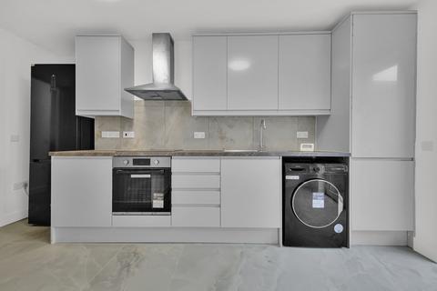 3 bedroom terraced house to rent, Batley Road, Enfield EN2