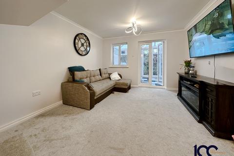 2 bedroom terraced house for sale, Foxglove Road, Romford