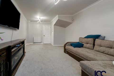 2 bedroom terraced house for sale, Foxglove Road, Romford