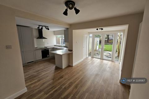 3 bedroom semi-detached house to rent, Birches Road, Wolverhampton, WV8