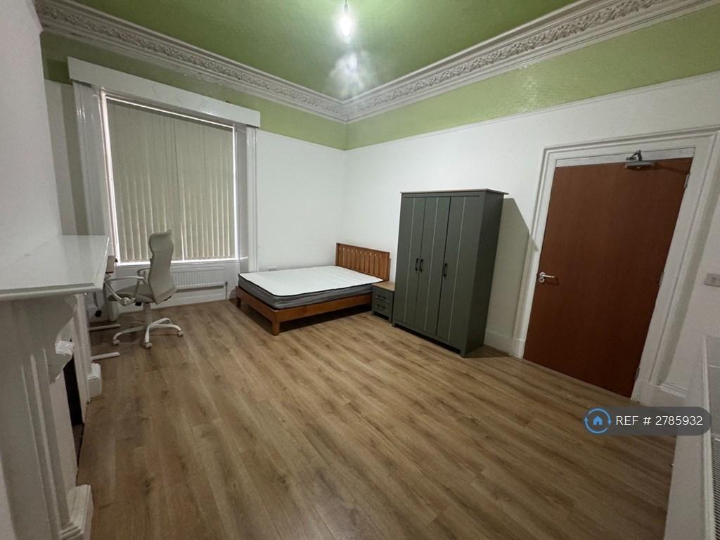 Large Spacious Double Bedroom With High Ceilings