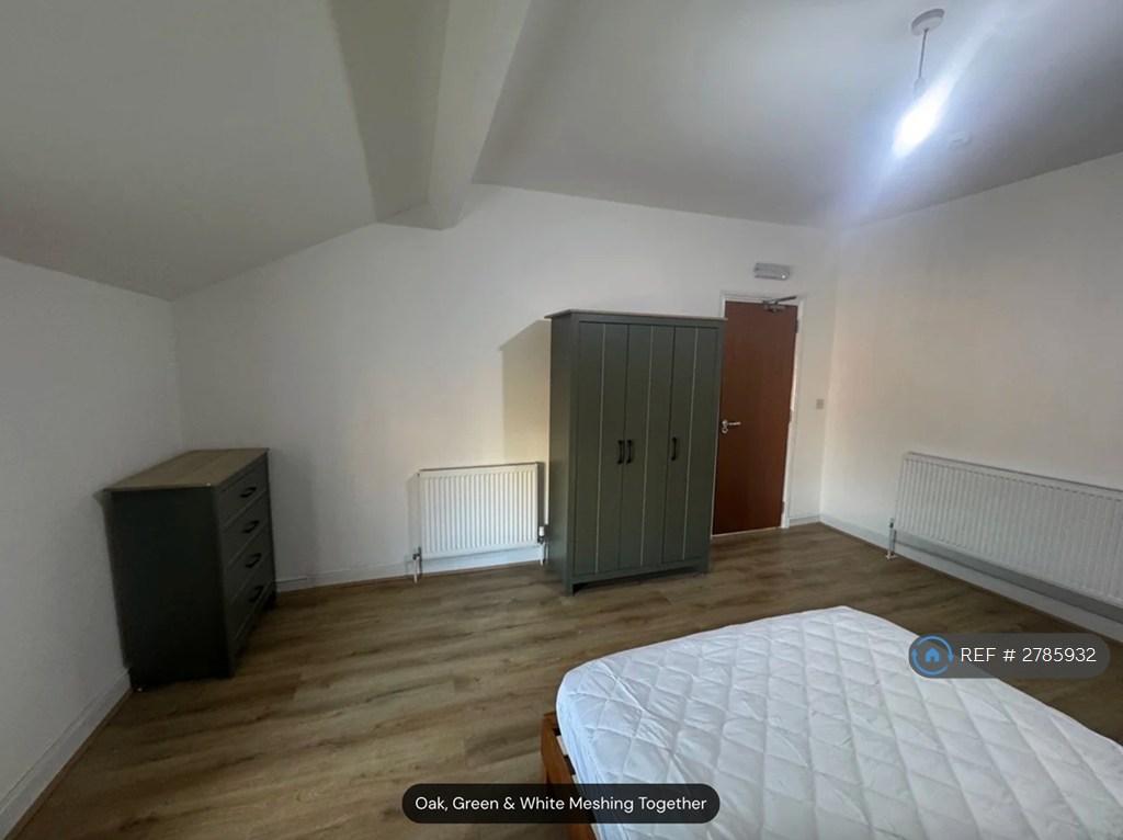 Tons Of Storage &amp; Heating Options In Room