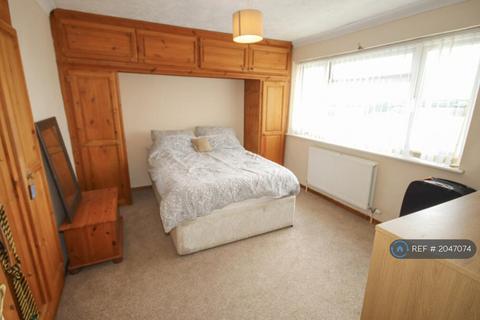 3 bedroom terraced house to rent, Longridge, Sittingbourne, ME10
