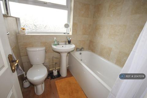 3 bedroom terraced house to rent, Longridge, Sittingbourne, ME10