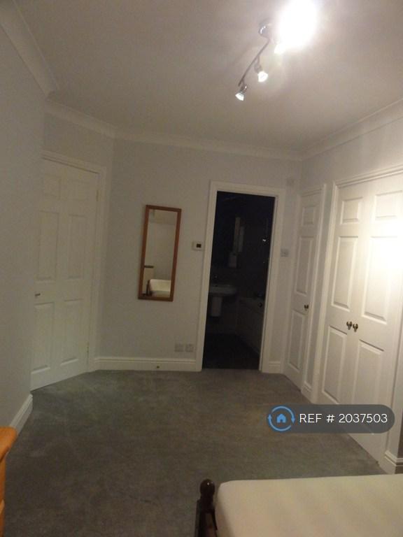 Into The Ensuite Bathroom