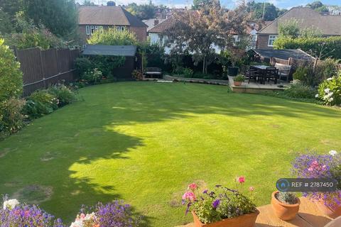 5 bedroom semi-detached house to rent, Buckingham Avenue, London, N20