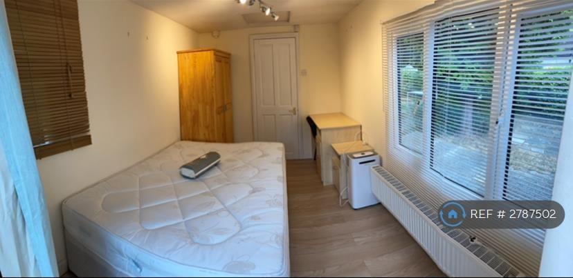 Room 2: Ensuite Bedroom