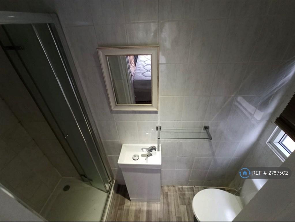 Room 2: Ensuite Bathroom