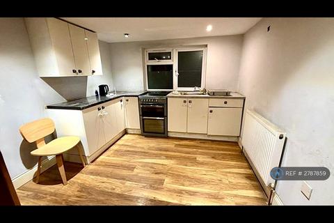 3 bedroom maisonette to rent, Vicarage Farm Road, Hounslow, TW5