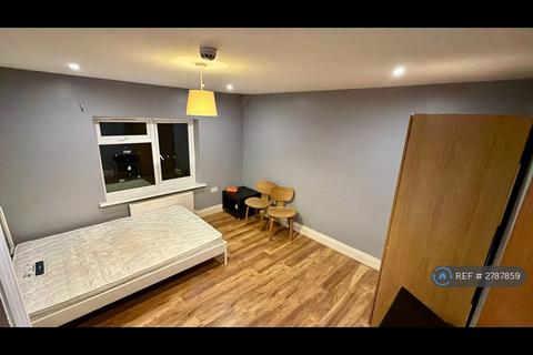 3 bedroom maisonette to rent, Vicarage Farm Road, Hounslow, TW5