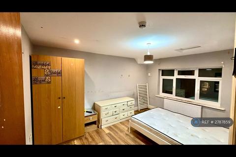 3 bedroom maisonette to rent, Vicarage Farm Road, Hounslow, TW5
