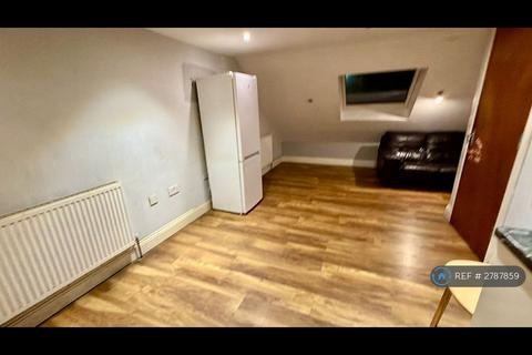3 bedroom maisonette to rent, Vicarage Farm Road, Hounslow, TW5