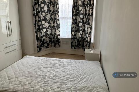 1 bedroom in a house share to rent, Grosvenor Road, Ilford, IG1