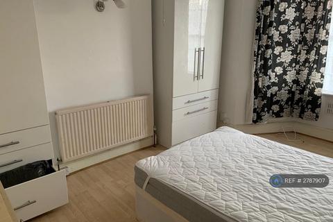 1 bedroom in a house share to rent, Grosvenor Road, Ilford, IG1