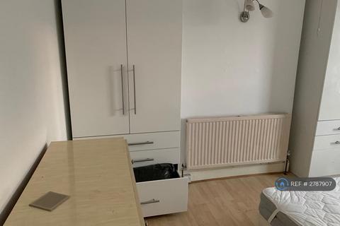 1 bedroom in a house share to rent, Grosvenor Road, Ilford, IG1