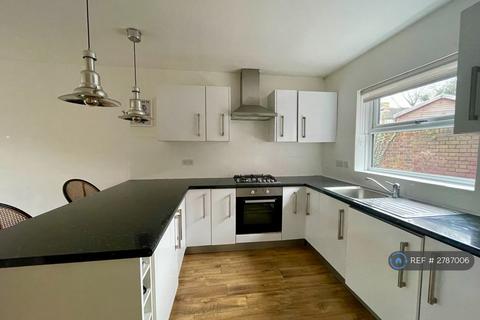 1 bedroom flat to rent, Lytton Close, Debden, IG10
