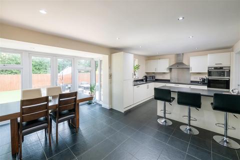 5 bedroom detached house for sale, Chalkfield Road, Horley