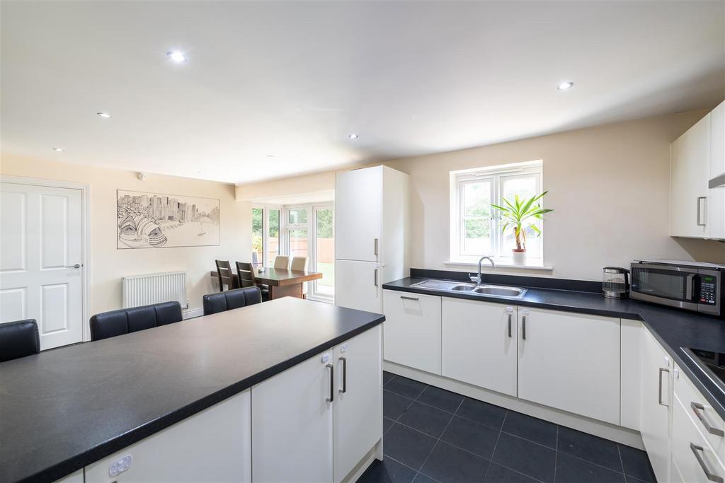 Kitchen 2.jpg
