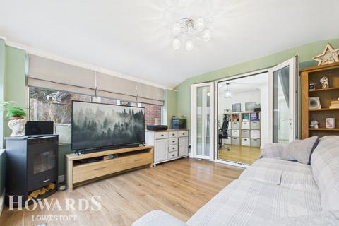 3 bedroom semi-detached house for sale, Sunbeam Close, Lowestoft