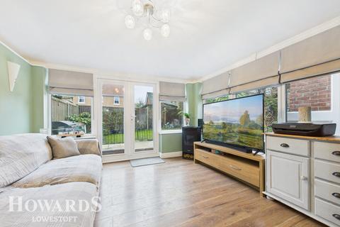 3 bedroom semi-detached house for sale, Sunbeam Close, Lowestoft