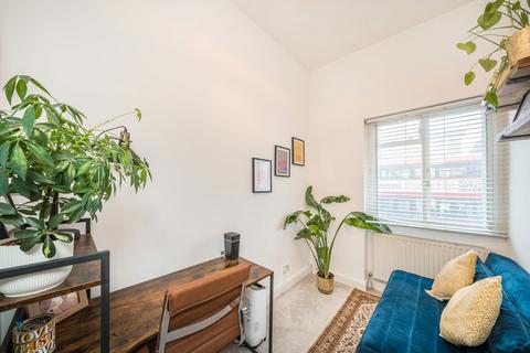 2 bedroom flat for sale, Garratt Lane, London SW17