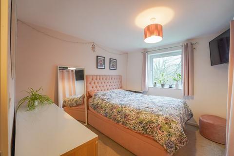 2 bedroom flat for sale, Sycamore Court, Carrington Lane, Sale, M33