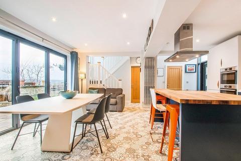 5 bedroom detached house for sale, Wood Lane, Batley WF17