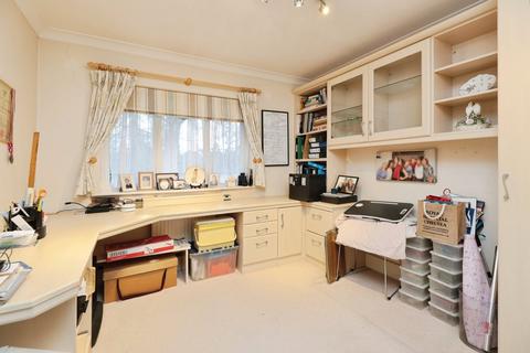 2 bedroom apartment for sale, Snells Wood Court, Amersham HP7