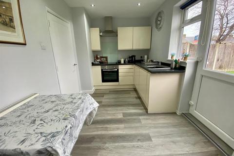 2 bedroom end of terrace house for sale, Lodge Avenue, Dagenham