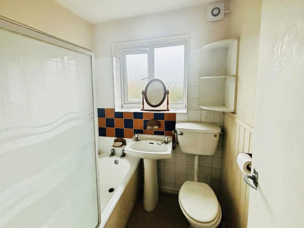 Bathroom.JPEG.jpg