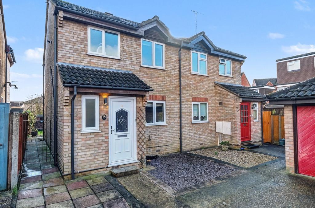 Kirk Place, Chelmsford CM2 3 bed semi-detached house for sale - £375,000