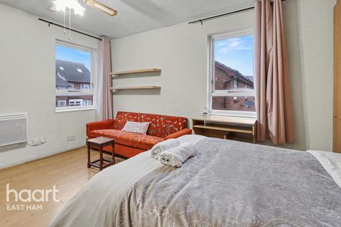Studio for sale, Harper Road, London