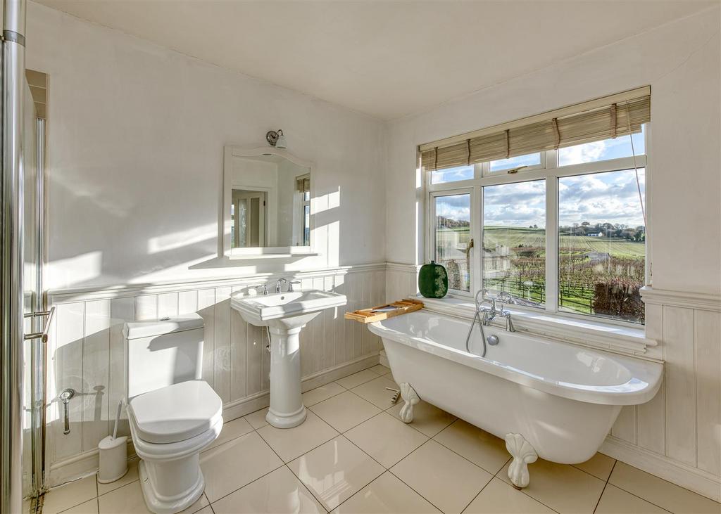 Upper Whittimere Farmhouse-bed1 ensuite2.jpg