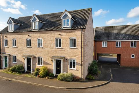 3 bedroom townhouse to rent, Blackthorn Road, Wymondham