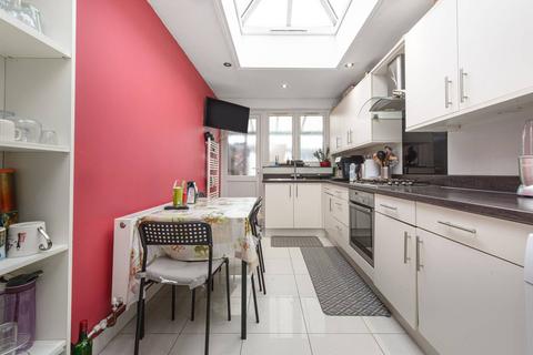 3 bedroom terraced house to rent, Lodge Lane, Woodside Park, London, N12