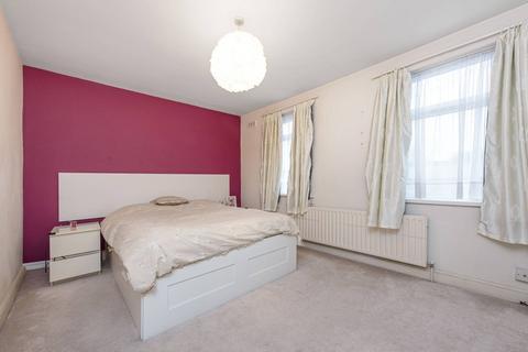 3 bedroom terraced house to rent, Lodge Lane, Woodside Park, London, N12