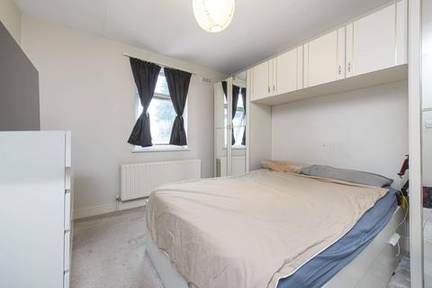 3 bedroom terraced house to rent, Lodge Lane, Woodside Park, London, N12
