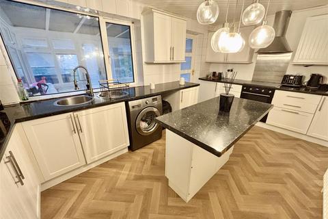 undefined, Sandmoor Close, Bradford BD13