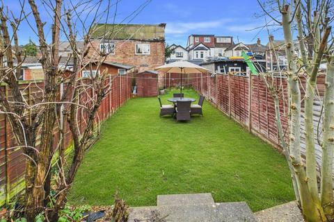 2 bedroom maisonette to rent, Montrose Road, Harrow, HA3 - OWN PRIVATE GARDEN