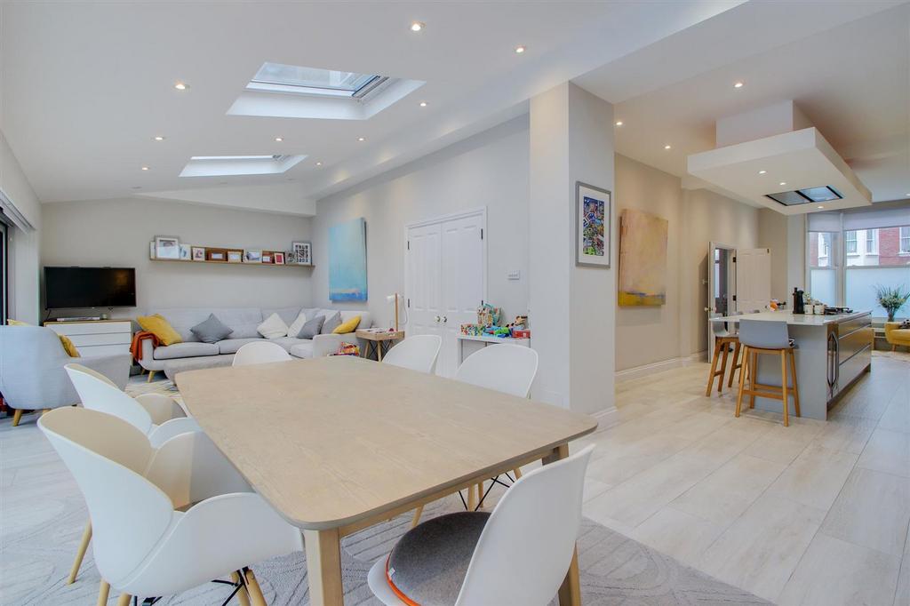 Lounge/Dining Room