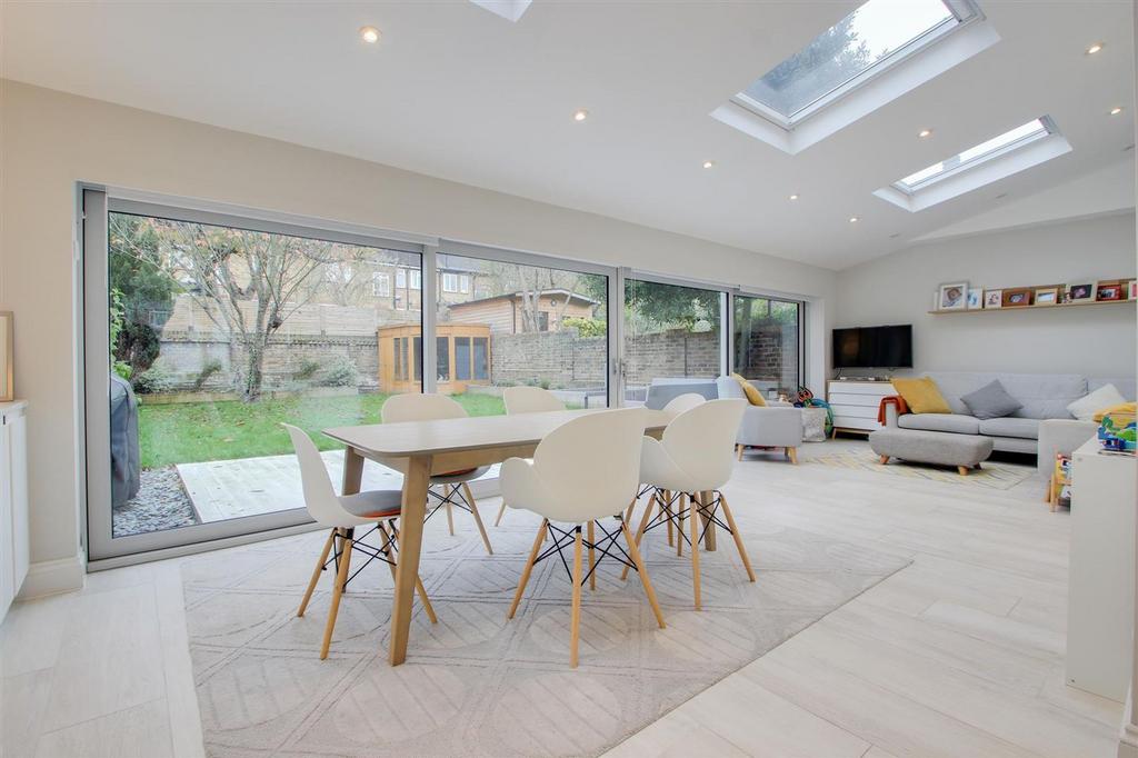 Lounge/Dining Room